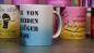 Preview: Weiße Tasse mit Spruch "EINER VON UNS BEIDEN IST KLÜGER ALS DU"