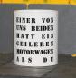 Preview: Weiße Tasse mit Spruch "EINER VON UNS BEIDENHATT EIN GEILEREN MOTORWAGEN ALS DU!"