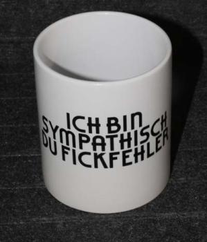Weiße Tasse mit Spruch "ICH BIN SYMPATISCH DU FICKFEHLER"