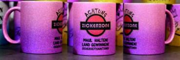 Weiße Tasse mit Spruch "ACHTUNG ZICKENZONE"