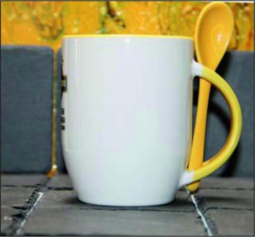 Weiße Tasse mit Spruch ""ACHTUNG ZICKENZONE"