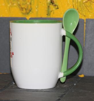 Weiße Tasse mit Spruch "OMA GmbH"