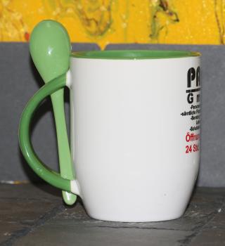 Weiße Tasse mit Spruch "PAPA GmbH"