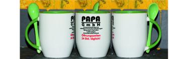 Weiße Tasse mit Spruch "PAPA GmbH"