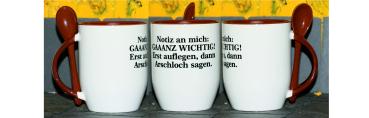 Weiße Tasse mit Spruch "GANZ WICHTIG!, ERST AUFLEGEN; DANN ARSCHLOCH SAGEN!"