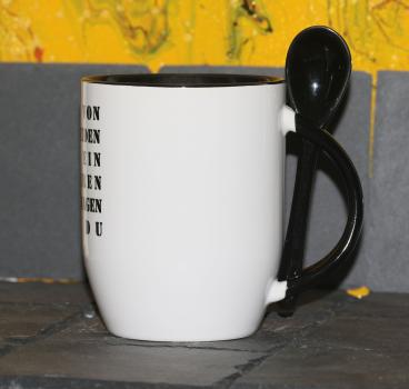 Weiße Tasse mit Spruch "EINER VON UNS BEIDENHATT EIN GEILEREN MOTORWAGEN ALS DU!"