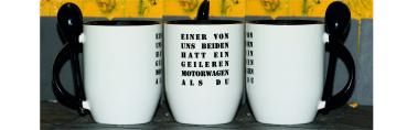 Weiße Tasse mit Spruch "EINER VON UNS BEIDENHATT EIN GEILEREN MOTORWAGEN ALS DU!"