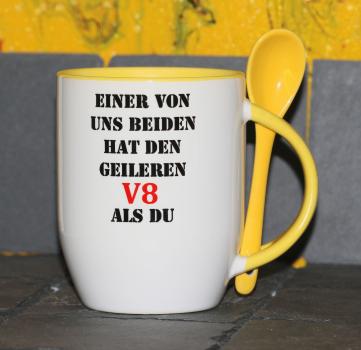 Weiße Tasse mit Spruch "EINER VON UNS BEIDEN HAT DEN GEILEREN V8 ALS DU"