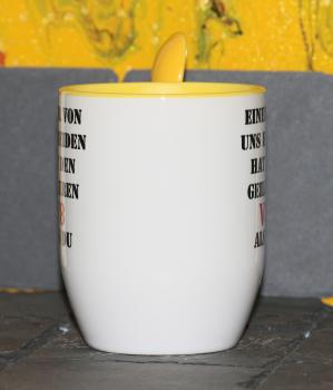 Weiße Tasse mit Spruch "EINER VON UNS BEIDEN HAT DEN GEILEREN V8 ALS DU"