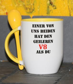 Weiße Tasse mit Spruch "EINER VON UNS BEIDEN HAT DEN GEILEREN V8 ALS DU"