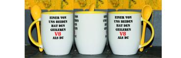 Weiße Tasse mit Spruch"EINER VON UNS BEIDEN HAT DEN GEILEREN V8 ALS DU"