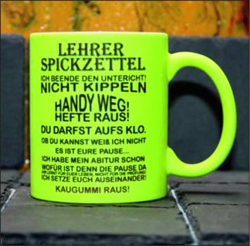 Neontasse mit Spruch "Spickzettel für Lehrer"