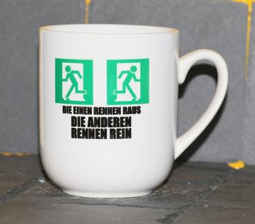 Weiße Tasse mit SpruchWeiße Tasse mit Spruch "DIE EINEN RENNEN RAUS DIE ANDEREN RENNEN REIN"