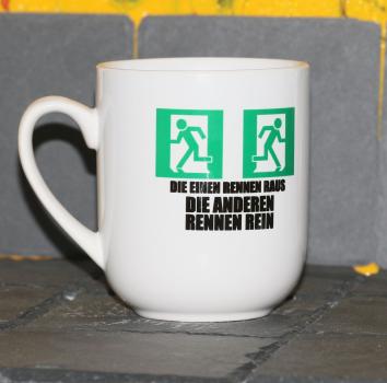 Weiße Tasse mit Spruch Weiße Tasse mit Spruch "DIE EINEN RENNEN RAUS DIE ANDEREN RENNEN REIN"