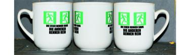Weiße Tasse mit Spruch Weiße Tasse mit Spruch "DIE EINEN RENNEN RAUS DIE ANDEREN RENNEN REIN"