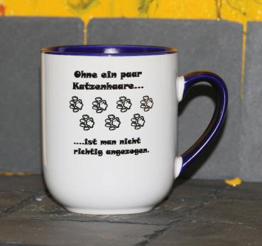 Weiße Tasse mit Spruch  "OHNE EIN PAAR KATZENHAARE, IST MAN NICHT RICHTIG ANGEZOGEN"