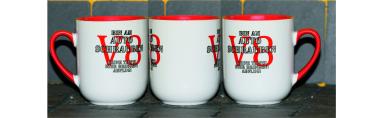 Weiße Tasse mit Spruch "BIN AM AUTO SCHRAUBEN, KEINE TIPS! BIER BRINGEN! ABFLUG"