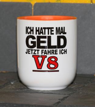 Weiße Tasse mit Spruch "FRÜHER HATTE ICH GELD, JETZT FAHRE ICH V8"