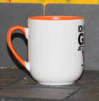Weiße Tasse mit Spruch "FRÜHER HATTE ICH GELD, JETZT FAHRE ICH V8"