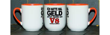 Weiße Tasse mit Spruch "FRÜHER HATTE ICH GELD, JETZT FAHRE ICH V8"