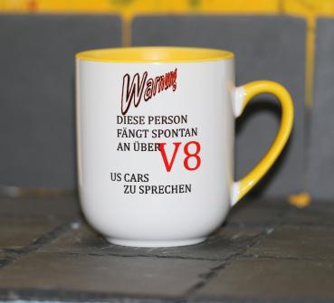 Weiße Tasse mit Spruch "WARNUNG, DIESE PERSON FÄNGT SPONTAN AN ÜBER V8 US CARS ZU SPRECHEN"