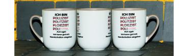Weiße Tasse mit Spruch Polizist "ACH EGAL ICH KANN GUT MIT HANDSCHELLEN UMGEHEN"