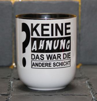 Weiße Tasse mit Spruch "KEINE AHNUNG DAS WAR DIE ANDERE SCHICHT"