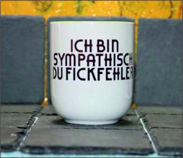 Weiße Tasse mit Spruch "ICH BIN SYMPATISCH DU FICKFEHLER"
