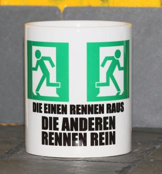 Weiße Tasse mit Spruch "DIE EINEN RENNEN RAUS DIE ANDEREN RENNEN REIN"