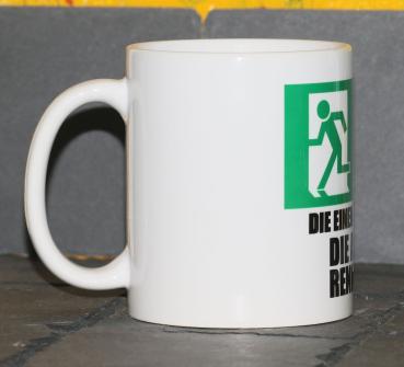 Weiße Tasse mit Spruch "DIE EINEN RENNEN RAUS DIE ANDEREN RENNEN REIN"