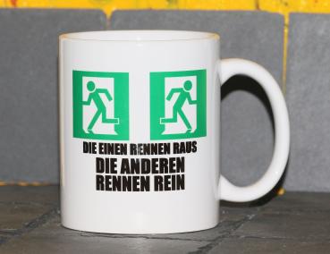 Weiße Tasse mit Spruch "DIE EINEN RENNEN RAUS DIE ANDEREN RENNEN REIN"