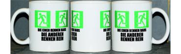 Weiße Tasse mit Spruch "DIE EINEN RENNEN RAUS DIE ANDEREN RENNEN REIN"
