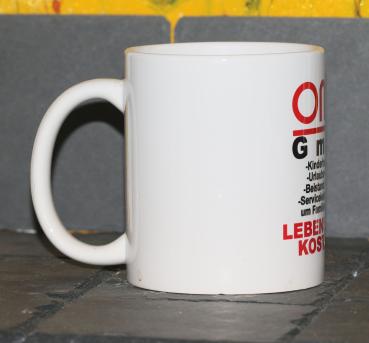 Weiße Tasse mit Spruch "OMA GmbH"