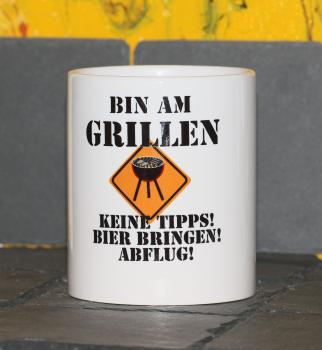 Weiße Tasse mit Spruch "BIN AM GRILLEN, KEINE TIPPS!, BIER BRINGEN!, ABFLUG"