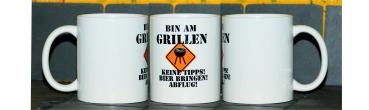 Weiße Tasse mit Spruch "BIN AM GRILLEN, KEINE TIPPS!, BIER BRINGEN!, ABFLUG"