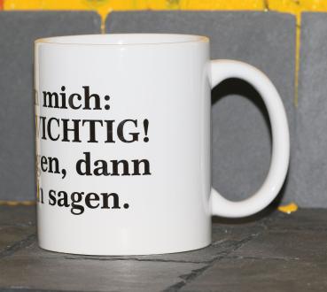 Weiße Tasse mit Spruch "GANZ WICHTIG!, ERST AUFLEGEN; DANN ARSCHLOCH SAGEN!"