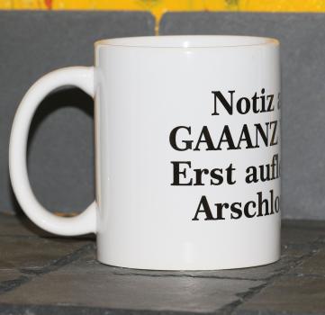 Weiße Tasse mit Spruch "GANZ WICHTIG!, ERST AUFLEGEN; DANN ARSCHLOCH SAGEN!"