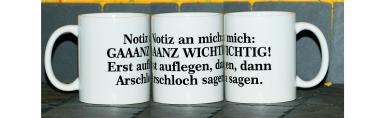 Weiße Tasse mit Spruch "GANZ WICHTIG!, ERST AUFLEGEN; DANN ARSCHLOCH SAGEN!"