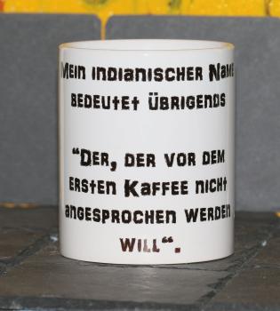 Weiße Tasse mit Spruch "MEIN INDIANISCHER NAME BEDEUTET"