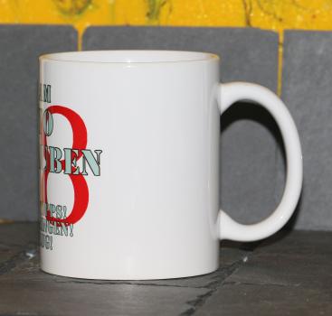 Weiße Tasse mit Spruch "BIN AM AUTO SCHRAUBEN, KEINE TIPS! BIER BRINGEN! ABFLUG"
