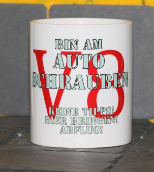 Weiße Tasse mit Spruch "BIN AM AUTO SCHRAUBEN, KEINE TIPS! BIER BRINGEN! ABFLUG"