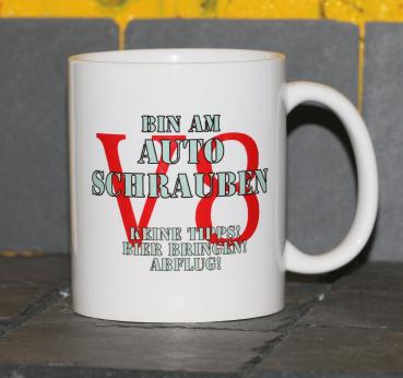 Weiße Tasse mit Spruch "BIN AM AUTO SCHRAUBEN, KEINE TIPS! BIER BRINGEN! ABFLUG"