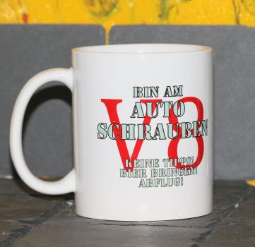 Weiße Tasse mit Spruch "BIN AM AUTO SCHRAUBEN, KEINE TIPS! BIER BRINGEN! ABFLUG"