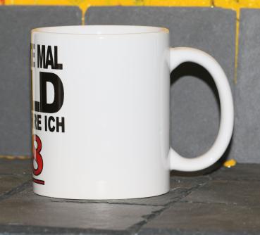 Weiße Tasse mit Spruch "FRÜHER HATTE ICH GELD, JETZT FAHRE ICH V8"