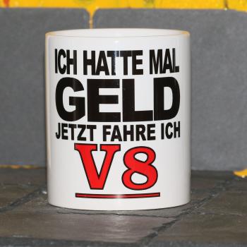 Weiße Tasse mit Spruch "FRÜHER HATTE ICH GELD, JETZT FAHRE ICH V8"