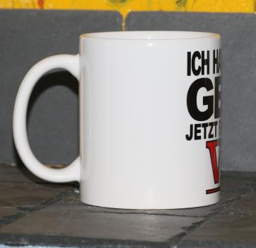 Weiße Tasse mit Spruch "FRÜHER HATTE ICH GELD, JETZT FAHRE ICH V8"