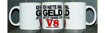 Weiße Tasse mit Spruch "FRÜHER HATTE ICH GELD, JETZT FAHRE ICH V8"