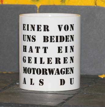 Weiße Tasse mit Spruch "EINER VON UNS BEIDENHATT EIN GEILEREN MOTORWAGEN ALS DU!"