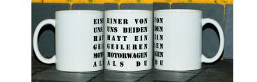Weiße Tasse mit Spruch "EINER VON UNS BEIDENHATT EIN GEILEREN MOTORWAGEN ALS DU!"