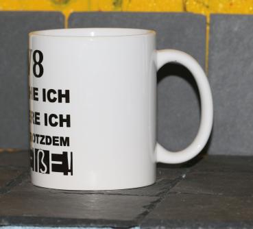 Weiße Tasse mit Spruch "KEIN V8!, VERSTEHE ICH, FINDE ICH TROTZDEM SCHEIßE"